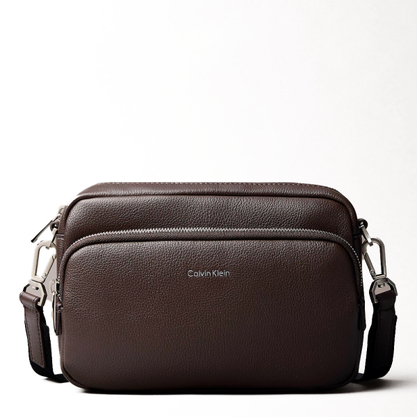 Calvin Klein Sac bandoulire style appareil photo avec logo texture graine - U Brun- Ref 81 €